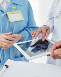 Professionnels de santé collaborant autour d’une tablette