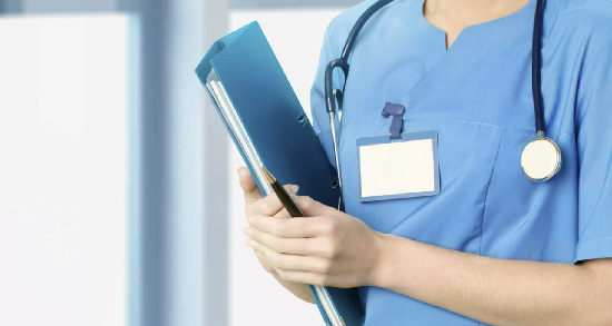 Professionnel de santé avec dossier patient